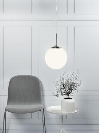 Klassiker an der Decke, Pendeleuchte mit Glaskugel Schirm weiß 30cm